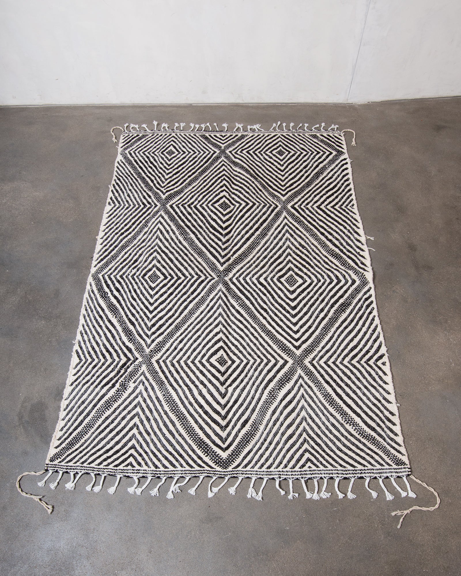 Modern, handcrafted Berber rug from Morocco. Flat-woven Kelim carpet in black and white design. Made of 100% wool.